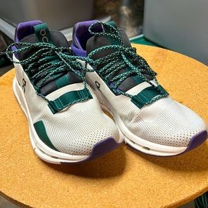 Womens On Cloud Nova size 9